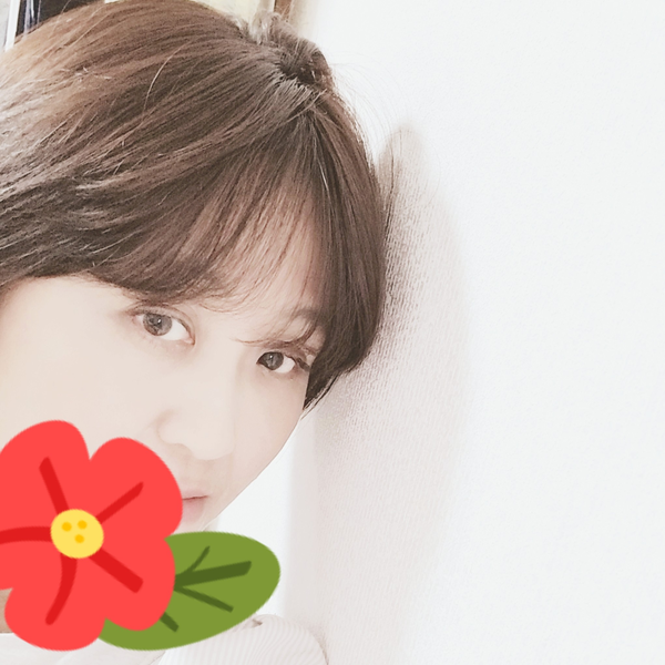 H kobe🌼アイコン〓昨年、自宅の壁で自撮り😅 カバー画像〓旦那サマ撮影の花の写真 🤗🌺📷のユーザーアイコン